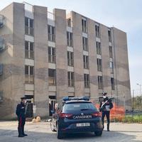 L’edificio abbandonato in cui è stato trovato il corpo del romeno ucciso