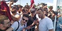 Francesco Totti circondato dall'affetto dei tifosi a Pescara (foto di Giampiero Lattanzio)