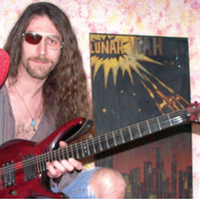 Saverio Tarantini, 34 anni, insieme alla sua chitarra