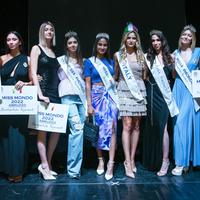 Miss Mondo Abruzzo al centro e le altre vincitrici con Claudia Motta (Miss uscente, quarta da destra)