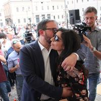 L'abbraccio del sindaco Biondi con la moglie