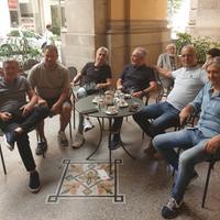 Da sinistra Mino Ianieri, Stefano Sgherri, Gabriele Consorti, Giovanni Pagliari, Gabriele Morganti e Nicola Bellandrini stamattina in un bar del centro