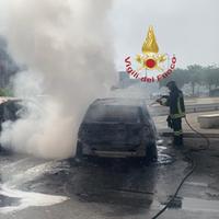 Le auto in fiamme in via Agostinone