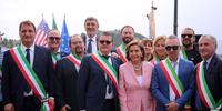 Nancy Pelosi al centro con le autorità di Montenerodomo, sindaci e il governatore dell'Abruzzo