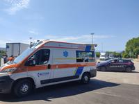 I soccorsi dell'ambulanza della Life Pescara e i carabinieri subito dopo la rapina