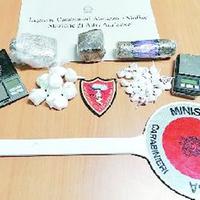 La droga e i bilancini sequestrati dai carabinieri