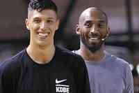 Il 26enne Simone Fontecchio qualche anno fa insieme al suo idolo Kobe Bryant