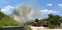 L'incendio di sterpaglie a ridosso della superstrada (foto di Luciano Adriani)