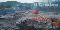 Mezzi, depositi e animali bruciati nelle stalle a Paganica (foto di Raniero Pizzi)