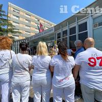 Una parte degli operatori sanitari durante il sit-in davanti all'ospedale di Teramo (foto di Luciano Adriani)