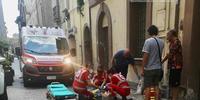 I soccorsi alla donna in via Capuani (foto Luciano Adriani)