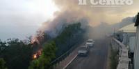 L'incendio di Atri visto da Porta Macelli e da via Del Gran Sasso (foto Luciano Adriani)