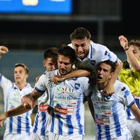 L'esultanza dei giocatori del Pescara