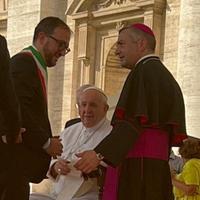 Papa Francesco tra il sindaco Pierluigi Biondi e il vescovo ausiliare monsignor Antonio D'Angelo