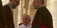 Papa Francesco tra il sindaco Pierluigi Biondi e il vescovo ausiliare monsignor Antonio D'Angelo