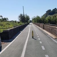 Un altro paletto lungo il ponte ciclopedonale sul Sangro (foto da Fb Valentino Sciotti)