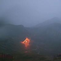L'immagine della web cam di Meteo Aquilano del fulmine caduto sulla strada del Monte Scindarella