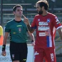 L’arbitro Mattia Ubaldi di Roma e il centrocampista del Pescara Luca Mora
