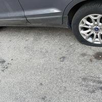Le gomme tagliate di un'auto in via Fauro