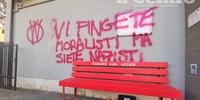 Le scritte sulla panchina rossa antiviolenza davanti alla sede Cgil (foto G.Lattanzio)