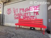 Le scritte sulla panchina rossa antiviolenza davanti alla sede Cgil (foto G.Lattanzio)