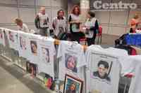 I parenti delle vittime di Rigopiano espongono di nuovo in aula le maglie ricordo (foto G.Lattanzio)