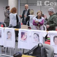 I parenti e le magliette con i volti delle vittime in aula (foto G.Lattanzio)
