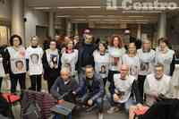 I parenti delle vittime di Rigopiano con le magliette che riportano i volti dei loro cari (foto G. Lattanzio)