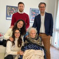 Nonna Ernestina con i parenti (mancano le figlie di 84 e 82 anni)