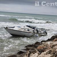 La barca a vela dopo il naufragio (foto Luca Venanzi)