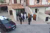 Gli investigatori davanti alla taverna nella quale è stato rinvenuto il cadavere della donna (foto Giampiero Lattanzio)