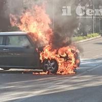 L'auto avvolta dalle fiamme