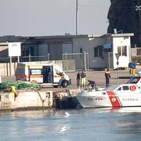 Il trasferimento in ambulanza del marittimo soccorso dalla guardia costiera