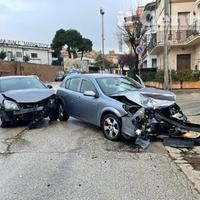 L'incidente tra le due Opel Astra a Mosciano (foto di Luciano Adriani)
