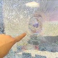 La vetrata danneggiata dal colpo di fucile