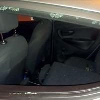 Il finestrino spaccato dell’auto di un 32enne rosetano