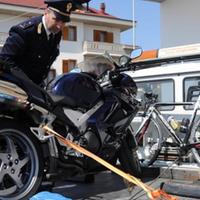 La moto e la bici sequestrate dopo l'incidente