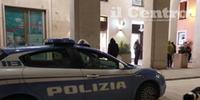 La polizia davanti alla gioielleria sul Corso subito dopo la rapina (foto Raniero Pizzi)
