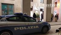 La polizia davanti alla gioielleria sul Corso subito dopo la rapina (foto Raniero Pizzi)