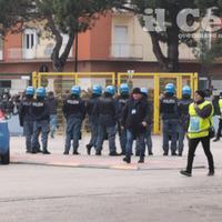Polizia e e carabinieri schierati nel recinto dello stadio durante la protesta dei tifosi (foto di Giampiero Lattanzio)