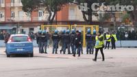 Polizia e e carabinieri schierati nel recinto dello stadio durante la protesta dei tifosi (foto di Giampiero Lattanzio)
