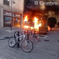 Le fiamme divampate dai cassonetti vicino alla banca (foto di Giampiero Lattanzio)