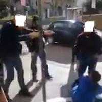 Un momento della scena in strada ripreso dal video sui social