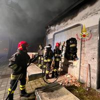 I vigili del fuoco raggiungono la casa abbandonata in fiamme attraverso un buco nel muro di via Andrea Doria