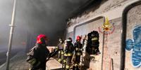 I vigili del fuoco raggiungono la casa abbandonata in fiamme attraverso un buco nel muro di via Andrea Doria