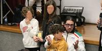Il campione di tennis paraolimpico Andrea Silvestrone in una foto di alcune mesi fa insieme ai suoi tre figli nel teatro di via Cavour a Pescara