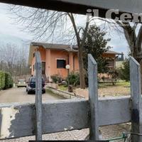 La villa assalita dai rapinatori a Pratola Peligna (foto Claudio Lattanzio)