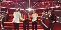 Marco Mengoni riceve uno dei premi vinti nella serata finale di Sanremo 2023