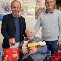 Nonna Livia in una foto di gennaio 2023 con il sindaco De Luca e il consigliere comunale Iezzi