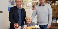 Nonna Livia in una foto di gennaio 2023 con il sindaco De Luca e il consigliere comunale Iezzi